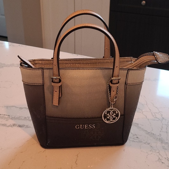 Guess purse - Picture 1 of 6